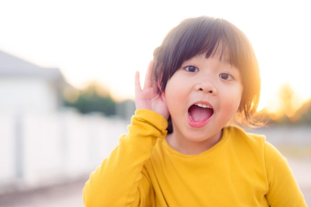 petite fille qui écoute